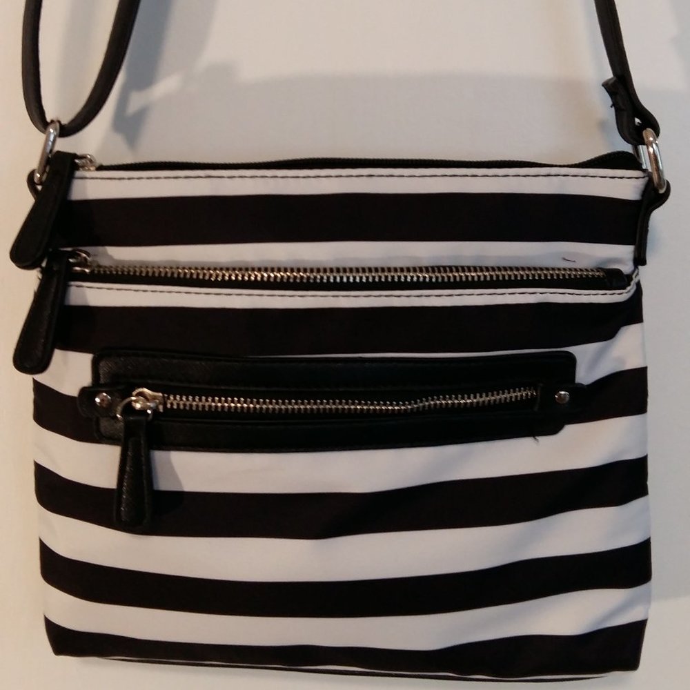 NWOT Stylish black & white shoulder bag!